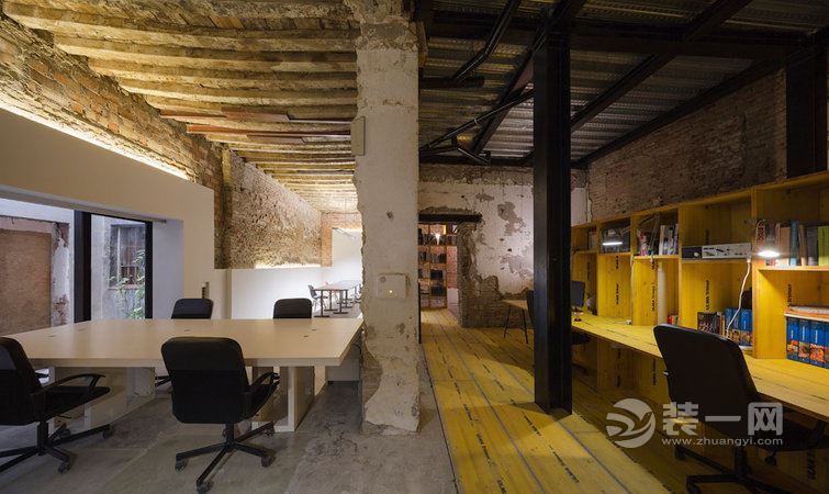 看腻了各种旧房改造 这个破烂办公室装修的很是特别